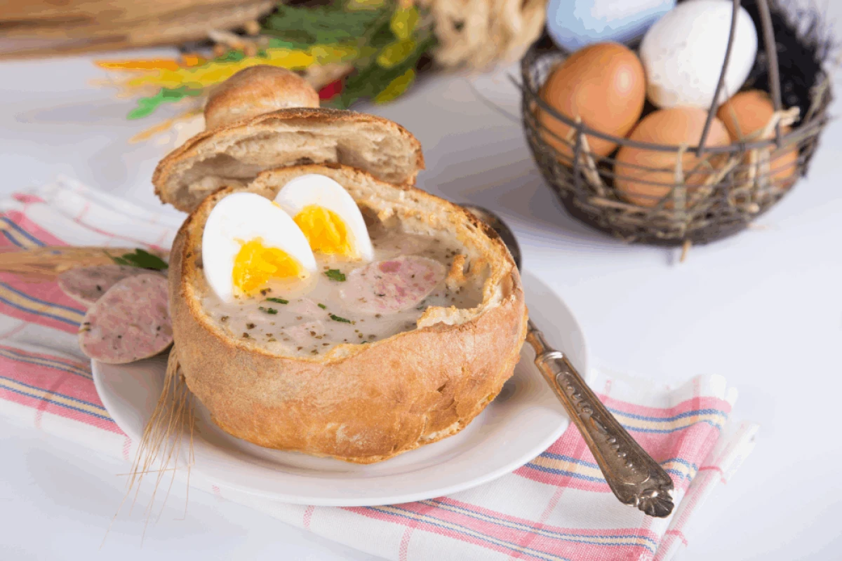 Wielkanocny barszcz biały z jajkiem i kiełbasą podany w chlebie